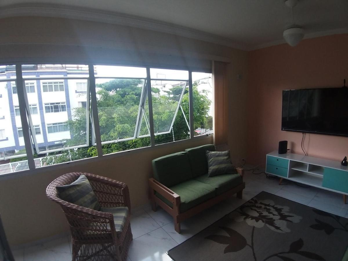 Guaruja. Excelente apartamento, localizado no melhor ponto da Enseada, a 200 m da praia. Possui restaurantes, mini shoppings e boulevard próximosar,  ambém a supermercados, farmácias e ao aquário do Guarujá. Apartamento Exterior foto